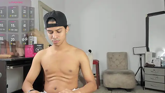 Victor LatinBoy online show from April 12, 2026, 4:06 am