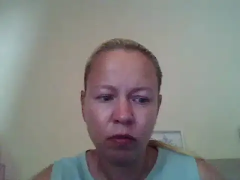 Snapshot of jennyblondeuk chatting on May 18, 2026, 5:19 pm jennyblondeuk online show from May 18, 2026, 5:19 pm