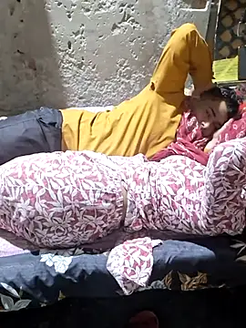 Radhacpl9528 online show from April 12, 2026, 4:34 pm