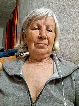 KlaudiaDarling online show from May 17, 2026, 6:37 pm
