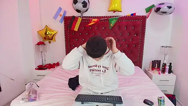 Jaden and sofia online show from July 8, 2026, 2:38 am