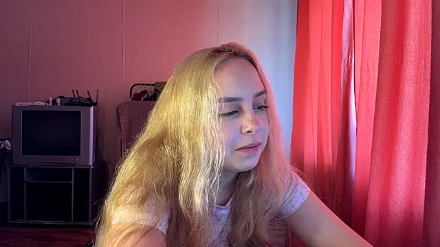 Snapshot of ZoraDearmon chatting on August 3, 2026, 9:04 am ZoraDearmon online show from August 3, 2026, 9:04 am