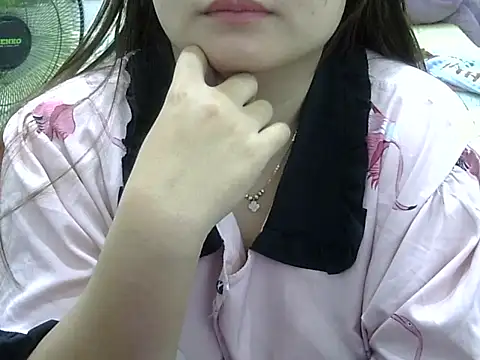 Snapshot of Sarah_no_land chatting on May 10, 2026, 7:13 am Sarah no land online show from May 10, 2026, 7:13 am