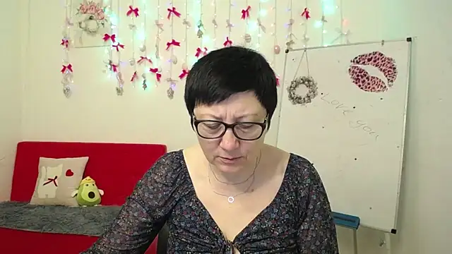 EmilyL0ve online show from April 13, 2026, 5:13 am