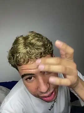 lzinho9153 online show from March 6, 2026, 9:44 pm