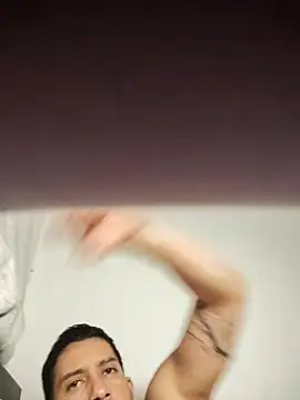 Snapshot of MrWolfHot chatting on January 7, 2026, 5:43 am MrWolfHot online show from January 7, 2026, 5:43 am