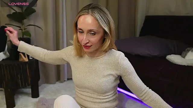 Snapshot of Emely_Moon chatting on April 30, 2026, 6:36 pm Emely Moon online show from April 30, 2026, 6:36 pm