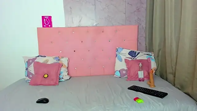 alessia villa  online show from April 10, 2026, 5:01 am