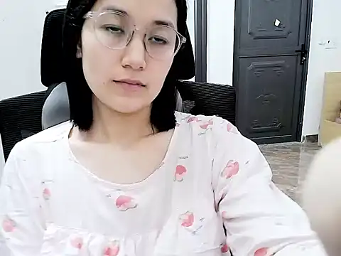 Snapshot of Shulee- chatting on April 9, 2026, 7:47 am Shulee- online show from April 9, 2026, 7:47 am