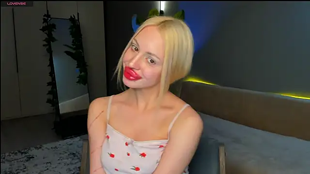 Luna Beverly online show from March 23, 2026, 8:02 pm