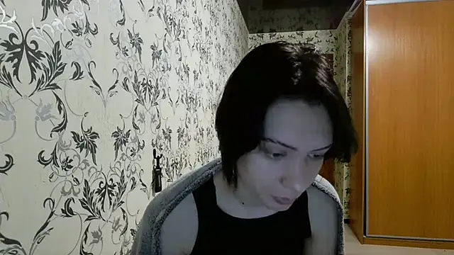 LxayBloom online show from April 21, 2026, 1:42 am