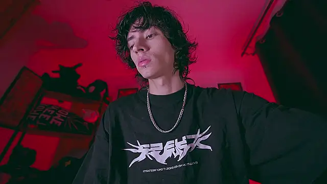 Snapshot of Olliver___y chatting on February 6, 2026, 5:12 am Olliver y online show from February 6, 2026, 5:12 am