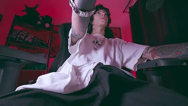 Snapshot of Olliver___y chatting on February 27, 2026, 3:17 am Olliver y online show from February 27, 2026, 3:17 am