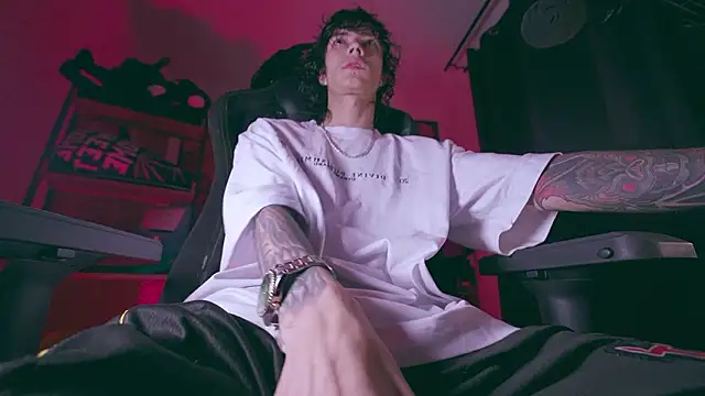 Snapshot of Olliver___y chatting on March 3, 2026, 12:50 am Olliver y online show from March 3, 2026, 12:50 am