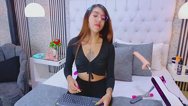 Snapshot of VioletFroost chatting on April 1, 2026, 7:11 pm VioletFroost online show from April 1, 2026, 7:11 pm