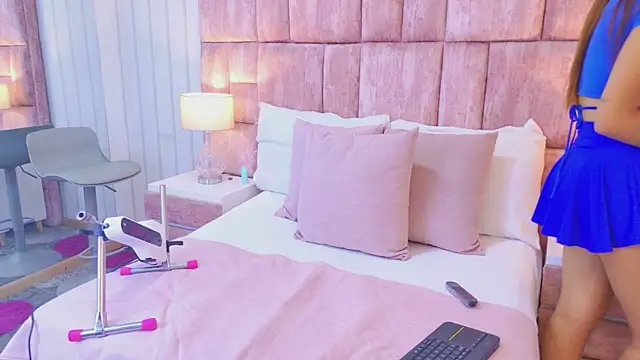 Snapshot of VioletFroost chatting on April 6, 2026, 7:37 pm VioletFroost online show from April 6, 2026, 7:37 pm