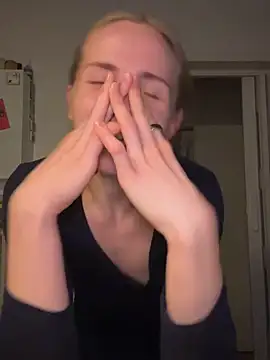 Sunny Eve online show from April 4, 2026, 8:39 pm