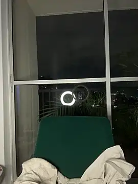 alesziarose  online show from February 27, 2026, 12:32 am