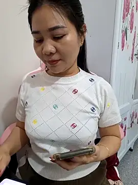 Avelyn-n online show from February 8, 2026, 2:37 am