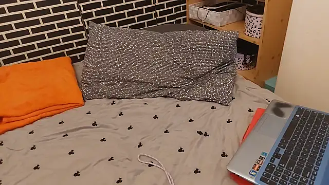 Spatgirl online show from February 16, 2026, 7:32 pm