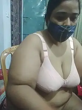 Snapshot of momo_loves chatting on April 16, 2026, 9:39 pm momo loves online show from April 16, 2026, 9:39 pm