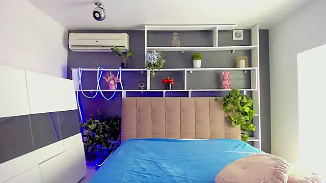 StephieRousee online show from March 9, 2026, 6:28 am