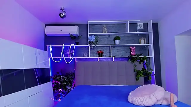 StephieRousee online show from April 6, 2026, 5:30 am