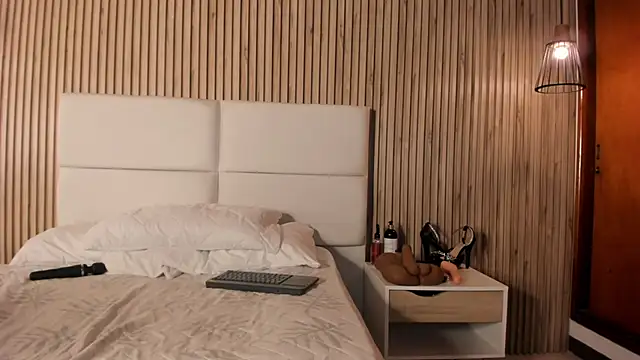 rachell queen  online show from February 3, 2026, 12:32 pm