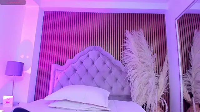 Violett hott  online show from March 6, 2026, 12:23 pm