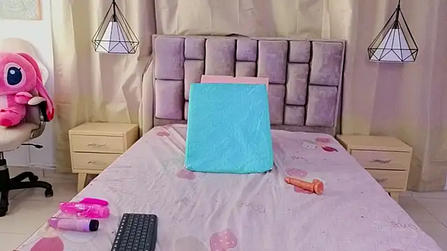 scarlettjohnson  online show from March 10, 2026, 1:05 pm