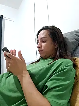 ofjuliaa online show from May 20, 2026, 7:47 am