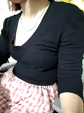 Snapshot of -LunaLust chatting on February 2, 2026, 8:35 am -LunaLust online show from February 2, 2026, 8:35 am