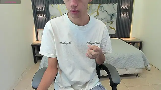 Snapshot of Dark_Desiree18 chatting on February 4, 2026, 12:00 pm Dark Desiree18 online show from February 4, 2026, 12:00 pm