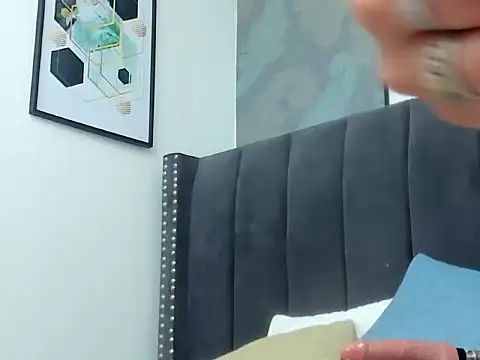 Anikka Albrite  online show from March 26, 2026, 1:17 pm