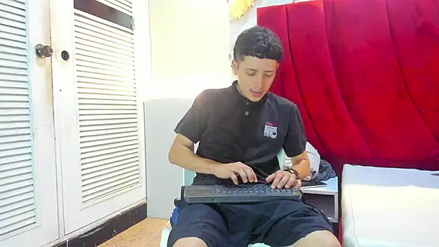 Snapshot of ESTEBAN_2102 chatting on January 12, 2026, 12:32 pm ESTEBAN 2102 online show from January 12, 2026, 12:32 pm