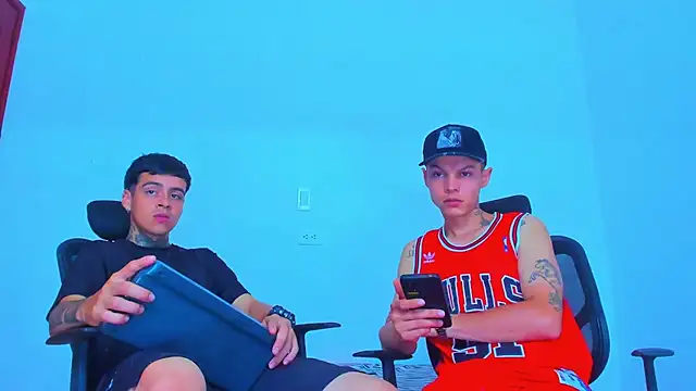 Snapshot of Thomas-Wil chatting on April 19, 2026, 3:22 pm Thomas-Wil online show from April 19, 2026, 3:22 pm