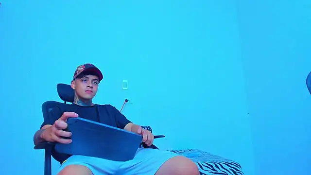 Snapshot of Thomas-Wil chatting on May 12, 2026, 7:44 pm Thomas-Wil online show from May 12, 2026, 7:44 pm
