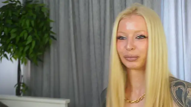 Snapshot of LanaReals chatting on March 4, 2026, 8:09 am LanaReals online show from March 4, 2026, 8:09 am