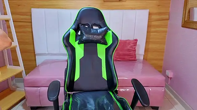 Snapshot of delirium_a chatting on January 14, 2026, 8:14 pm delirium a online show from January 14, 2026, 8:14 pm