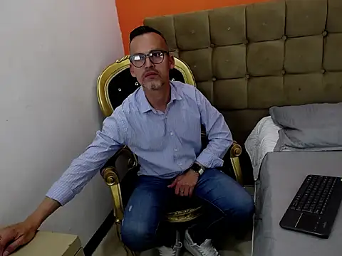 Snapshot of Oswalldo__ chatting on February 4, 2026, 3:23 am Oswalldo online show from February 4, 2026, 3:23 am