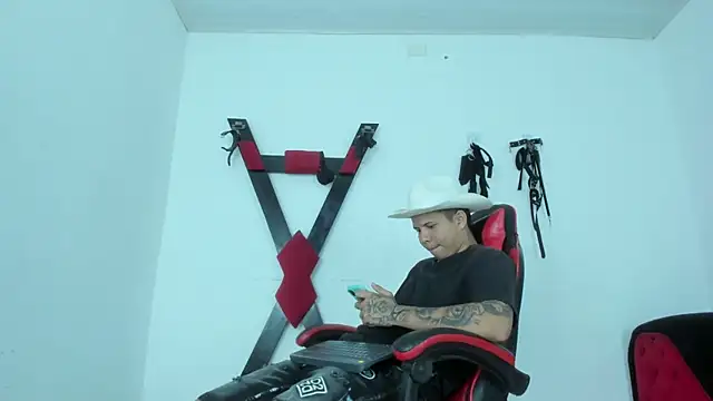 LatinsGuys18 online show from January 13, 2026, 11:48 am