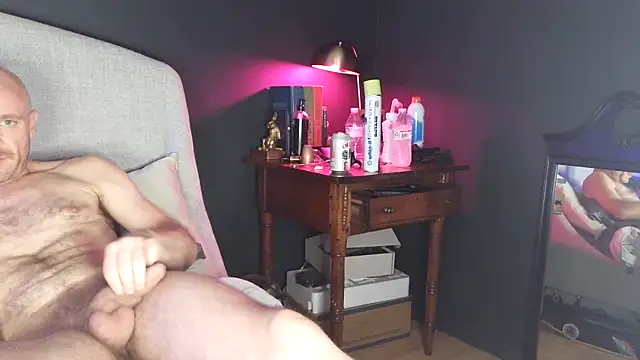 Snapshot of FrankieFuckMe chatting on May 2, 2026, 12:10 pm FrankieFuckMe online show from May 2, 2026, 12:10 pm