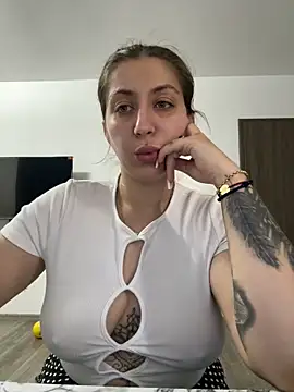 dalia0710 online show from May 18, 2026, 1:17 pm