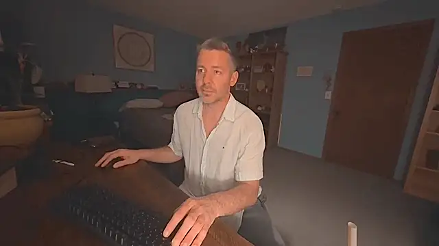 chrisw8140 online show from June 6, 2026, 4:17 am