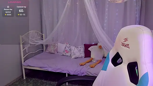 KiraDuvall online show from April 19, 2026, 5:12 pm