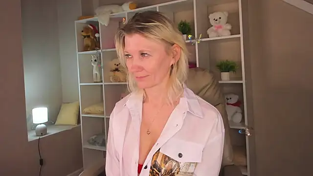 Snapshot of Julie_Lucas chatting on March 2, 2026, 5:08 am Julie Lucas online show from March 2, 2026, 5:08 am