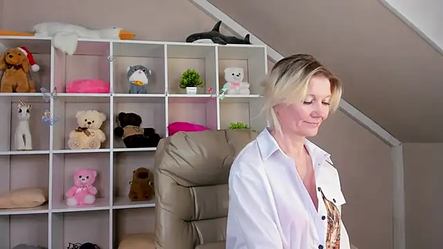 Snapshot of Julie_Lucas chatting on March 4, 2026, 3:12 am Julie Lucas online show from March 4, 2026, 3:12 am