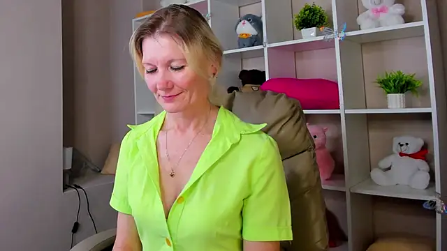 Snapshot of Julie_Lucas chatting on March 5, 2026, 1:01 am Julie Lucas online show from March 5, 2026, 1:01 am