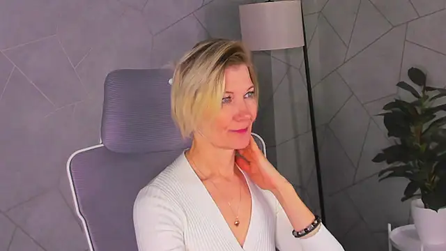 Snapshot of Julie_Lucas chatting on March 20, 2026, 12:37 am Julie Lucas online show from March 20, 2026, 12:37 am