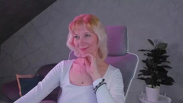 Snapshot of Julie_Lucas chatting on March 28, 2026, 8:58 am Julie Lucas online show from March 28, 2026, 8:58 am